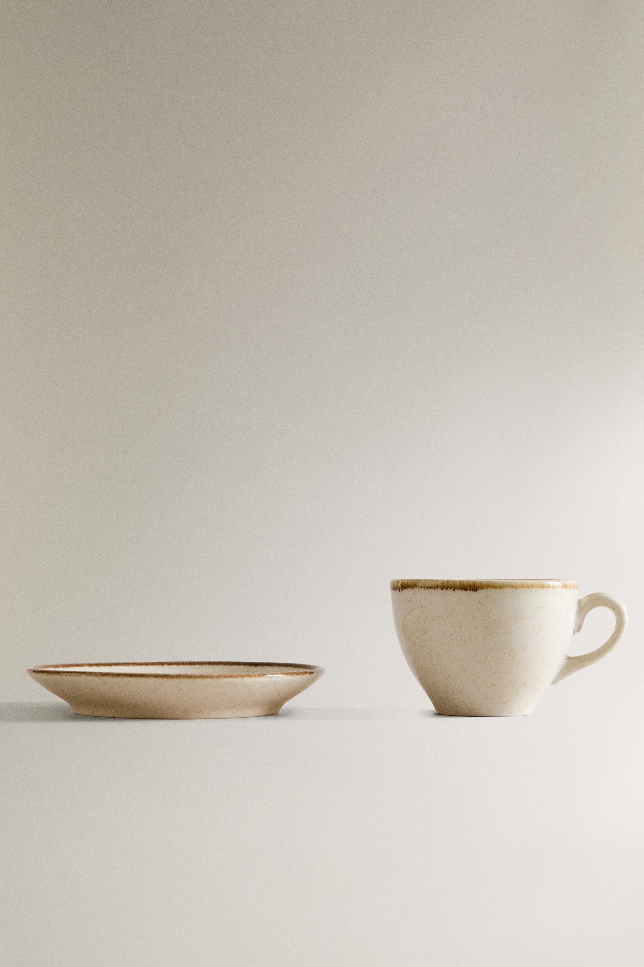 PORCELAIN TEACUP WITH ANTIQUE FINISH RIM